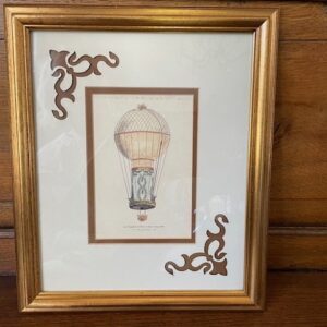 Ingelijste prent met hoge passe-partouts van gravure van een antieke luchtballon