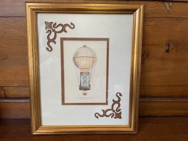 Ingelijste prent met hoge passe-partouts van gravure van een antieke luchtballon