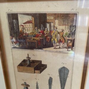 Prent van antieke gravure van mode atelier of naaiatelier in passe-partouts ingelijst - Afbeelding 3