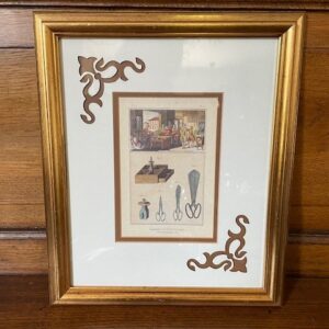 Prent van antieke gravure van mode atelier of naaiatelier in passe-partouts ingelijst