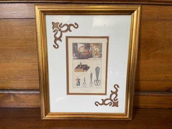 Prent van antieke gravure van mode atelier of naaiatelier in passe-partouts ingelijst