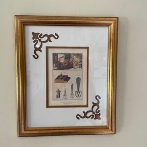 Prent van antieke gravure van mode atelier of naaiatelier in passe-partouts ingelijst - Afbeelding 5
