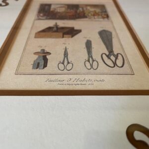 Prent van antieke gravure van mode atelier of naaiatelier in passe-partouts ingelijst - Afbeelding 4
