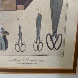 Prent van antieke gravure van mode atelier of naaiatelier in passe-partouts ingelijst - Afbeelding 2