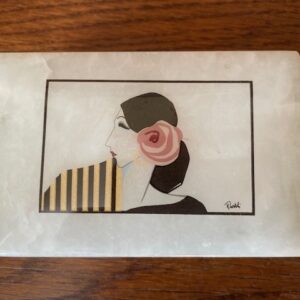 Retro marmer doosje met getekend vrouwenkopje met roze rode camelia - Afbeelding 2