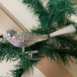 Oude antieke kerstbal een vogel van dun geblazen glas in zilver op klem