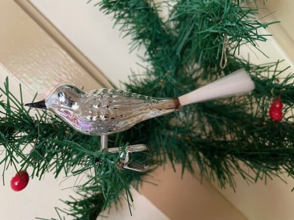 Oude antieke kerstbal een vogel van dun geblazen glas in zilver op klem
