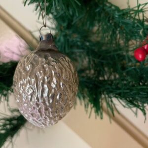 Oude antieke kerstbal een walnoot van dun geblazen glas in zilver 1e helft 1900