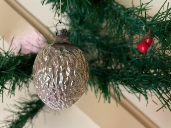 Oude antieke kerstbal een walnoot van dun geblazen glas in zilver 1e helft 1900