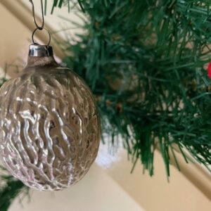 Oude antieke kerstbal een walnoot van dun geblazen glas in zilver 1e helft 1900 - Afbeelding 2