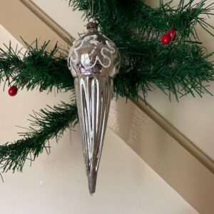 Oude antieke kerstbal een ijsco of priktol van dun geblazen glas in zilver en wit midden 1900