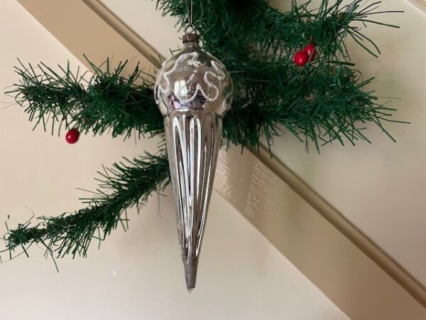 Oude antieke kerstbal een ijsco of priktol van dun geblazen glas in zilver en wit midden 1900