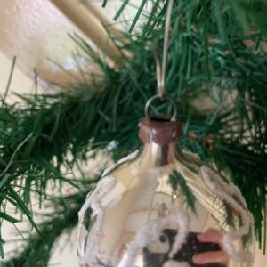 Oude antieke kerstbal een ijsco of priktol van dun geblazen glas in zilver en wit midden 1900 - Afbeelding 2