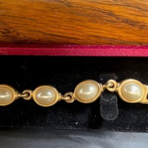 Armband goudkleurig met 8 glanzende ovale bouton faux parels - Afbeelding 6