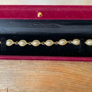 Armband goudkleurig met 8 glanzende ovale bouton faux parels - Afbeelding 2
