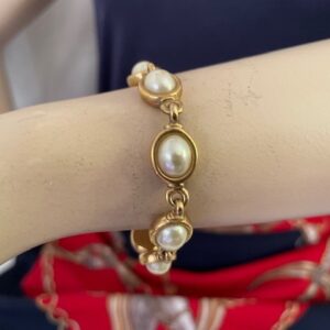 Armband goudkleurig met 8 glanzende ovale bouton faux parels - Afbeelding 7