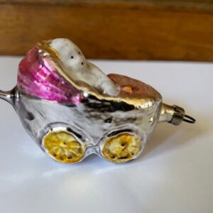 Antieke, oude kerstbal een kinderwagen met baby van dun geblazen glas in geel en roze 3e kwart 1900