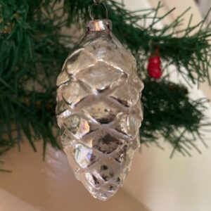 Oude antieke kerstbal een dennenappel van dun geblazen glas in zilver 1e helft 1900
