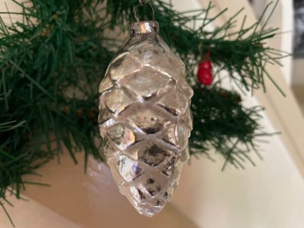 Oude antieke kerstbal een dennenappel van dun geblazen glas in zilver 1e helft 1900