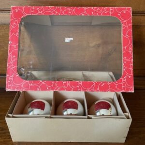 Grote doos met giga grote ronde kerstballen van dun geblazen glas 1e helft 1900