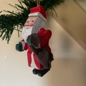 Doos met 10 verschillende houten kerstmannen voor in de kerstboom 1970-1980