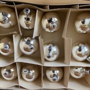 Oude antieke doos met 12 identieke kerstballen van dun geblazen glas in zilver midden1900 - Afbeelding 2
