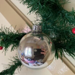 Oude antieke doos met 12 identieke kerstballen van dun geblazen glas in zilver midden1900 - Afbeelding 3