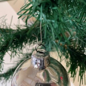 Oude antieke doos met 12 identieke kerstballen van dun geblazen glas in zilver midden1900 - Afbeelding 5