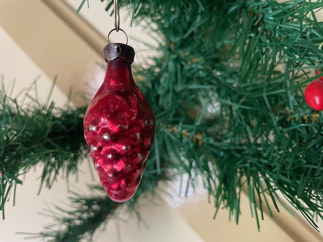 Antieke ini mini kerstbal een dennenappel van dun geblazen glas in donker rood