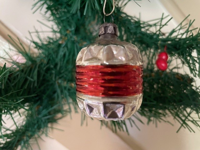 Antieke oude kerstbal een tonnetje van dun geblazen glas in zilver en rood