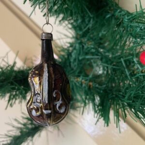 Antieke oude kerstbal een viool van dun geblazen glas in donker groen 1e kwart 1900
