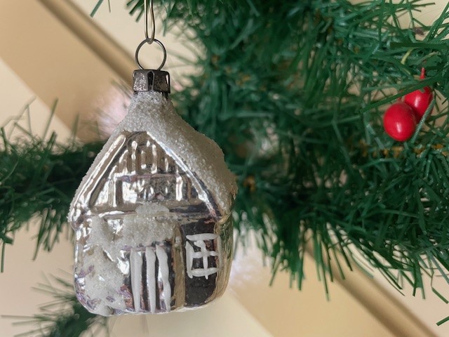 Antieke oude kerstbal een huis van dun geblazen glas in zilver