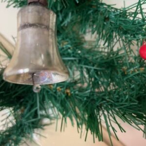 Ini mini kerstklokje met klepel van dun geblazen glas in zilver 1e kwart 1900