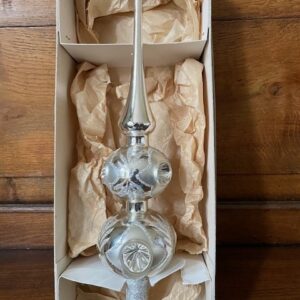 Grote Kerst piek met 6 deuken, reflexen of kraters van dun geblazen glas in zilver