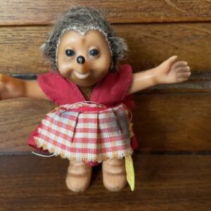 Mucki egel van Steiff met het gele genummerde "Knopf im Ohr" label