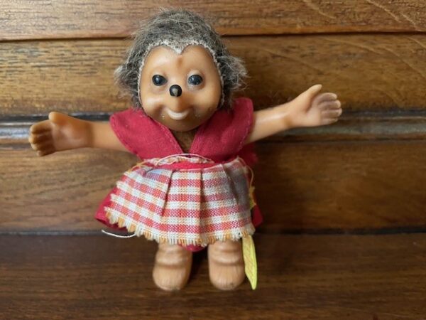 Mucki egel van Steiff met het gele genummerde "Knopf im Ohr" label