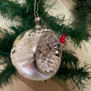 Antieke oude reflex, deuk of krater kerstbal van dun geblazen glas in zilver en wit 1e helft 1900