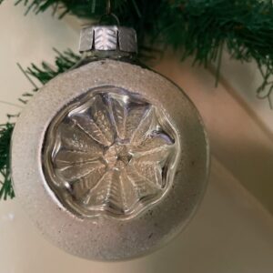 Oude grote deuk of reflex kerstbal van geblazen glas in zilver 2e helft 1900