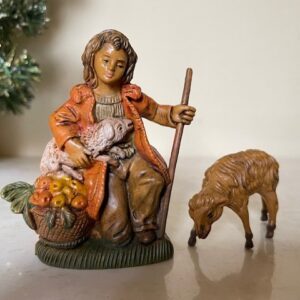Lieflijke herder voor Kerst of Pasen tafereel met een wit schaap op schoot jaren 1960