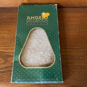 Oude antieke doos met engelenhaar voor Kerst versiering midden 1900