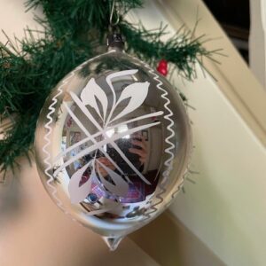 Antieke oude giga grote druppel kerstbal van dun geblazen glas in zilver en wit 1e helft 1900