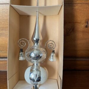 Oude antieke piek van dun geblazen glas in zilver met 2 klokjes aan leonisch draad