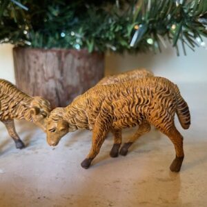 Oud antiek bruin grazend schaap van early plastics 1960