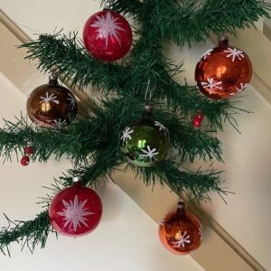 Doos met 6 antieke kerstballen van dun geblazen glas in rood, groen, bruin en kopergoud 1e kwart 1900