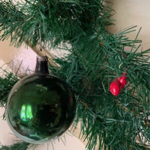 Antieke oude kerstbal van dun geblazen glas in donkergroen 1e kwart 1900