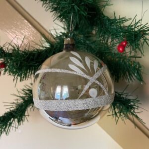 Antieke oude grote kerstbal van dun geblazen glas in zilver en mica 1e helft 1900