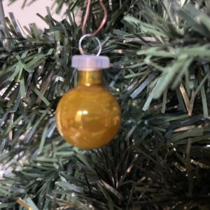 11 ini mini kerstballetjes van dun geblazen glas in goud in de verpakking midden 1900