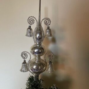 Antieke piek van dun geblazen glas in zilver met 4 klokjes aan leonisch draad 1e helft 1900