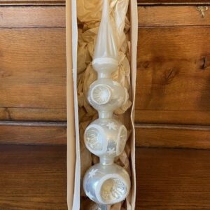 Oude antieke grote piek met 3 bollen waarin 9 reflexen of kraters van dun geblazen mat glas in doos