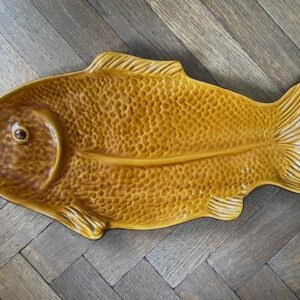 Giga grote visschotel van bruin geglazuurd aardewerk uit de seventies